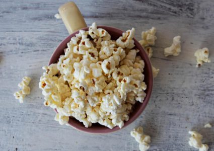 ماذا يحدث للإنسان عند تناوله الفشار بكميات كبيرة؟