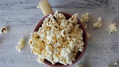 ماذا يحدث للإنسان عند تناوله الفشار بكميات كبيرة؟