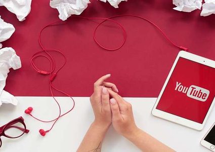 نجم يضع آيفون X في الخلاط لشرب "عصير المسحوق"!