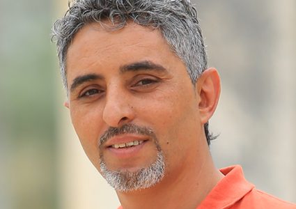 يبيع الحياة بعلبة ملبّس