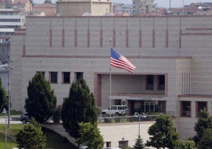 نشطاء يتظاهرون ضد لقاء دعت له السفارة الأمريكية