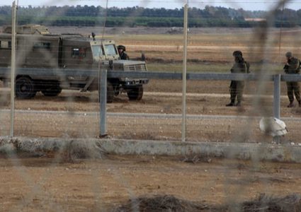 إطلاق النار نحو شبان اقتربوا من السياج العنصري