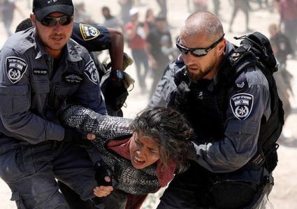 قرار إخلاء الخان الأحمر مصادقة على جريمة حرب