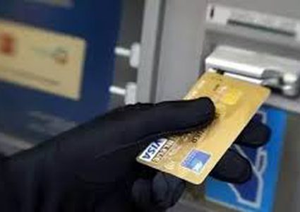 سحب مبالغ من حسابات الآلاف بسبب "خلل"