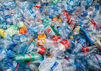 اختراق علمي يحول النفايات البلاستيكية إلى وقود