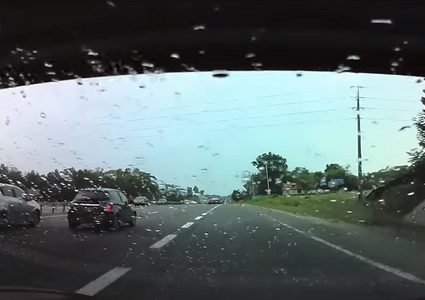 نظام القيادة الذاتية ينقذ سائقا من حادث مميت!