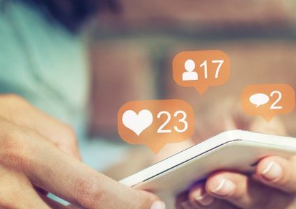 عالم يدرس وسائل التواصل الاجتماعي ل 10 سنوات