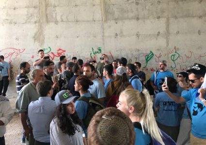 مستوطنون يقتحمون الخان الاحمر والمواطنون يتصدون