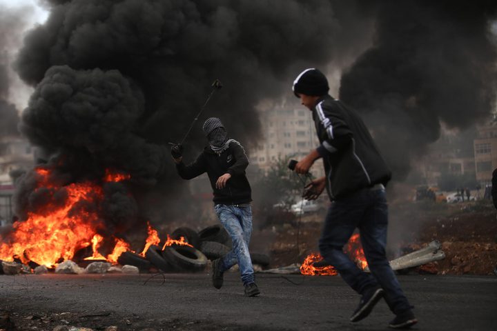 حالات اختناق بمواجهات مع الاحتلال في قرية الولجة