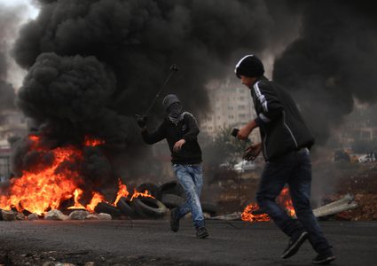 حالات اختناق بمواجهات مع الاحتلال في قرية الولجة