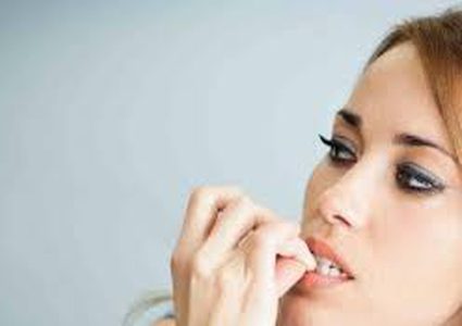 تحذير علمي مخيف من خطورة قضم الأظافر