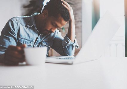 لماذا يجعلنا العمل المكتبي مرهقين عقلياً بشكل كبير