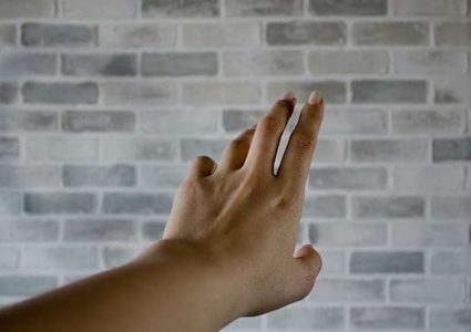 عادة قضم الأظافر تفقد طالبة إصبعها!