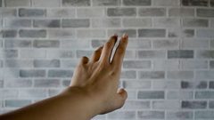 عادة قضم الأظافر تفقد طالبة إصبعها!