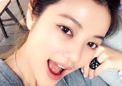 امرأة بعمر الـ43 تبدو وكأنها "طفلة"!