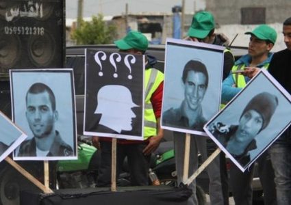 رسالة من عائلة أسير إسرائيلي إلى السنوار.. ما بها!