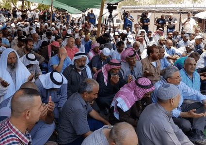 صلاة ومسيرة بـ"الخان الأحمر" تضامنًا مع أهله