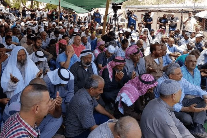 صلاة ومسيرة بـ"الخان الأحمر" تضامنًا مع أهله
