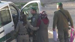 قوات الاحتلال توقف فتاة شمال القدس