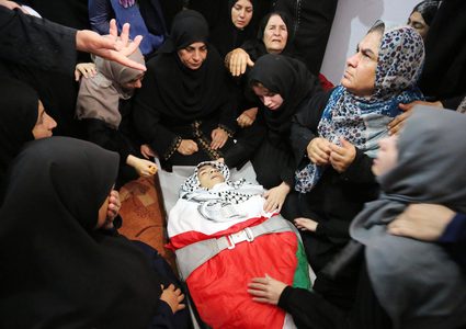 تشييع جثمان الشهيد الطفل بلال خفاجة (17 عاما) والذي أصيب برصاصة في الصدر أطلقها عليه قناصة الاحتلال خلال مشاركته في مسيرة العودة الشعبية السلمية على مقربة من السياج الحدودي شرق رفح، ما أدى إلى استشهاده على الفور