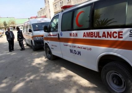 مستوطنون يعتدون على سيارة إسعاف بالخليل