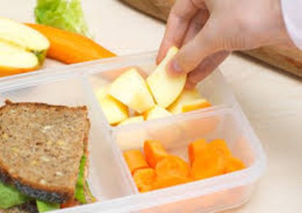 على ماذا يجب أن تحتوي شنطة طعام الطفل المدرسية؟