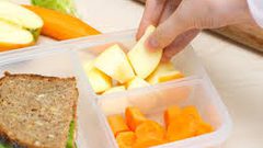 على ماذا يجب أن تحتوي شنطة طعام الطفل المدرسية؟