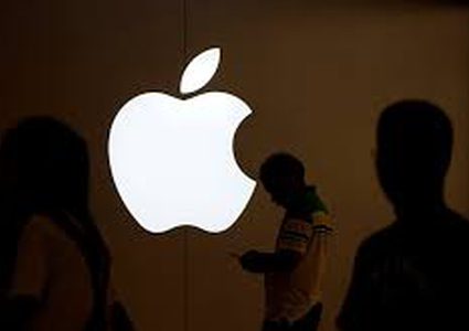 بسبب التجسس.. أبل تحذف تطبيقا شهيرا