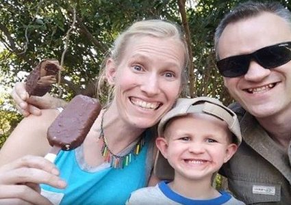 زرافة تعض طفلا وأمه وتدخلهما العناية المركزة!