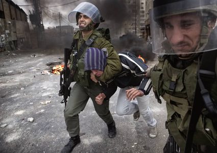 اعتقال شابين ومحاولة دهس ثالث في نابلس