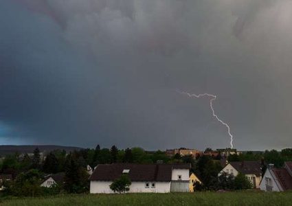 لاعب كرة قدم "يصيب" البرق بكرته! (فيديو)