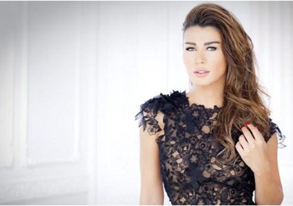 نادين الراسي تُعلن اعتزالها بعد خلافها مع نجلها