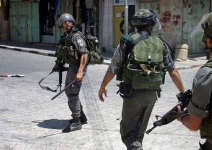 الاحتلال يستدعي 5 مواطنين ويفتش عدة منازل