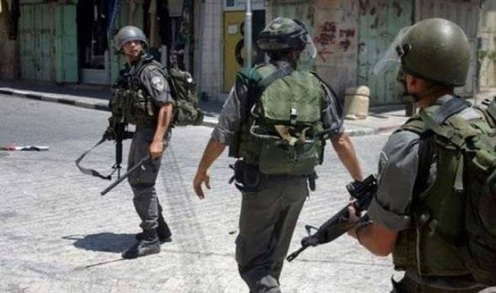 الاحتلال يستدعي 5 مواطنين ويفتش عدة منازل