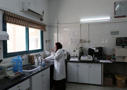 أطباء من غزة يعملون رغم استمرار انقطاع الكهرباء