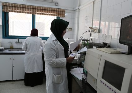 أطباء من غزة يعملون رغم استمرار انقطاع الكهرباء