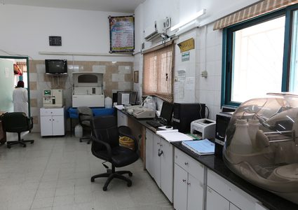 أطباء من غزة يعملون رغم استمرار انقطاع الكهرباء