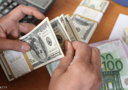 إيران تسمح لمكاتب الصرافة بـ"تهريب" العملات الأجنب