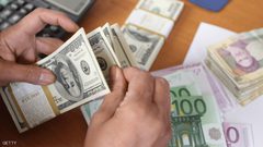 إيران تسمح لمكاتب الصرافة بـ"تهريب" العملات الأجنب