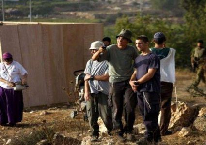 مستوطنون يعتدون على فتى لدى عودته من المدرسة