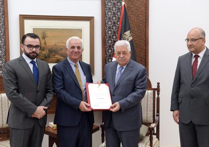 الرئيس يكرم الفائزين بجائزة الدولة التقديرية