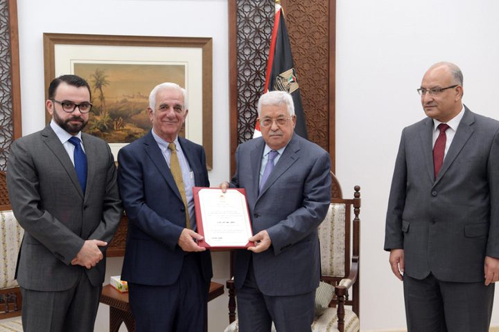 الرئيس يكرم الفائزين بجائزة الدولة التقديرية