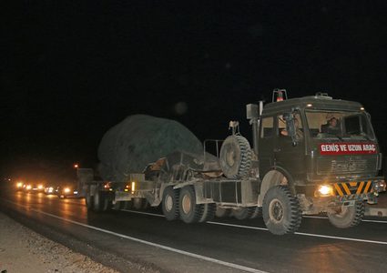 قوات تركية تضم دبابات ومدافع تصل الحدود السورية