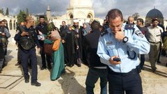 الاحتلال يعتقل جهاد الرازم وابنتها من الأقصى