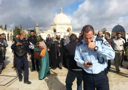 الاحتلال يعتقل جهاد الرازم وابنتها من الأقصى