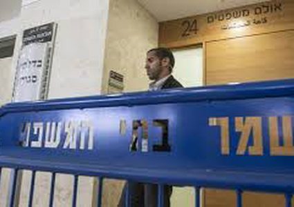 اسرى يعلقون مؤقتا مقاطعة محاكم الاحتلال