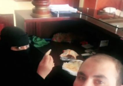 السعودية تعتقل وترحل مصرياً تناول الفطور مع زميلته