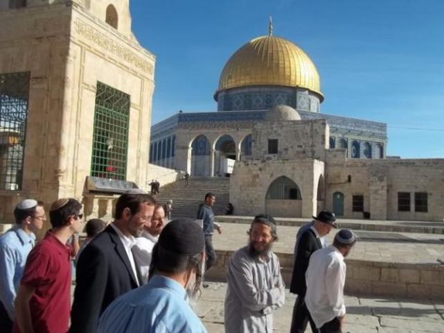 مستوطنون يواصلون اقتحام الأقصى