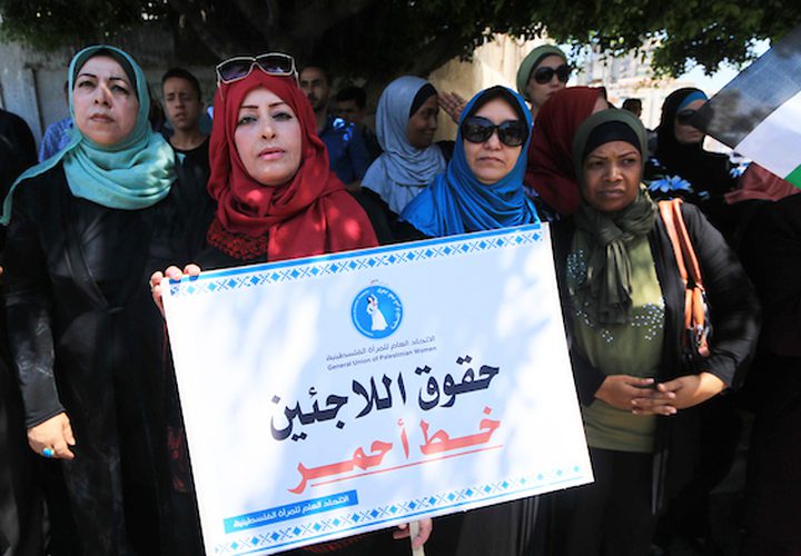 الاحتجاجات ضد قرار الولايات المتحدة وقف تمويل ودعم وكالة الأمم المتحدة للاجئين الفلسطينيين (الأونروا) خارج مقرها الرئيسي في مدينة غزة.