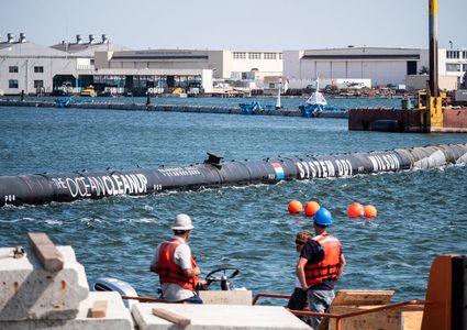 تجربة عملاقة لتنظيف المحيط الهادي من البلاستيك